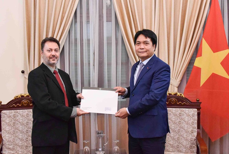 El jefe del Departamento de Protocolo del Ministerio de Relaciones Exteriores de Vietnam, Nguyen Viet Dung, recibe copias de las credenciales del nuevo embajador de Pakistán, Kohdayar Marri. (Fotografía: baoquocte.vn)