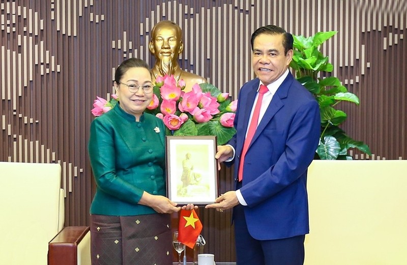 El presidente del Comité Popular de la provincia Ha Tinh, Vo Trong Hai, entrega un obsequio conmemorativo a la embajadora laosiana en Vietnam, Khamphao Ernthavanh. (Fotografía: dangcongsan.vn)
