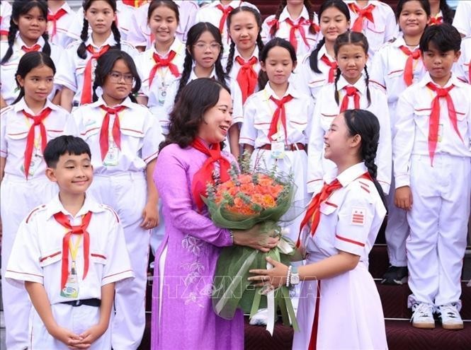 La vicepresidenta de Vietnam, Vo Thi Anh Xuan, se reúne con pioneros destacados de Ciudad Ho Chi Minh. (Fotografía: VNA)