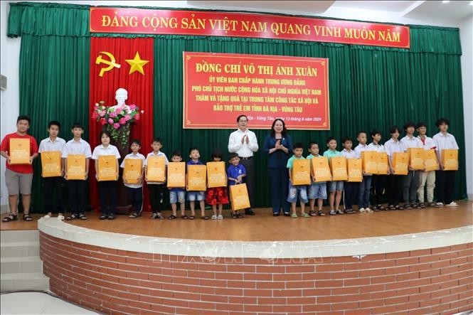 La vicepresidenta Vo Thi Anh Xuan entrega obsequios a los niños en el centro. (Fotografía: VNA)