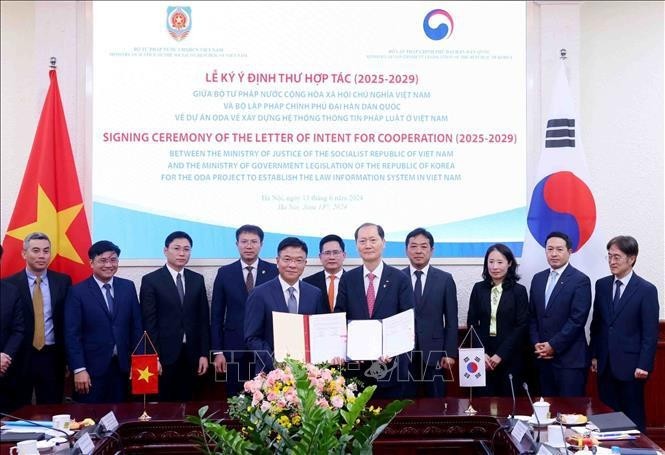 Los dos ministros firman una carta de intención de cooperación en la construcción de un sistema de información jurídica en Vietnam para el período 2025-2029. (Fotografía: VNA)