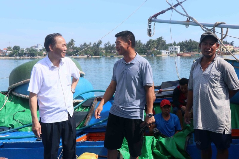 El viceministro de Agricultura y Desarrollo Rural Phung Duc Tien (izquierda) y los pescadores. (Fotografía: VNA)