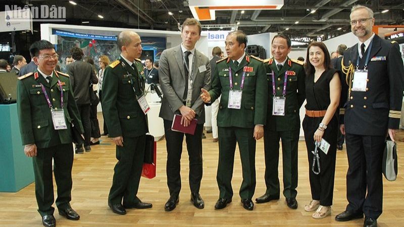 La delegación vietnamita visita la exposición de industria de defensa Eurosatory. (Fotografía: Nhan Dan)