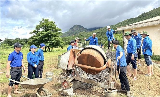 Los jóvenes construyen una carretera de concreto en la provincia de Quang Tri. (Fotografía: VNA)