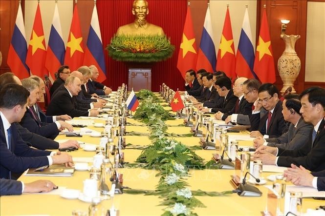 El secretario general del Partido Comunista de Vietnam, Nguyen Phu Trong, sostiene conversaciones con el presidente de Rusia, Vladimir Putin. (Fotografía: VNA)