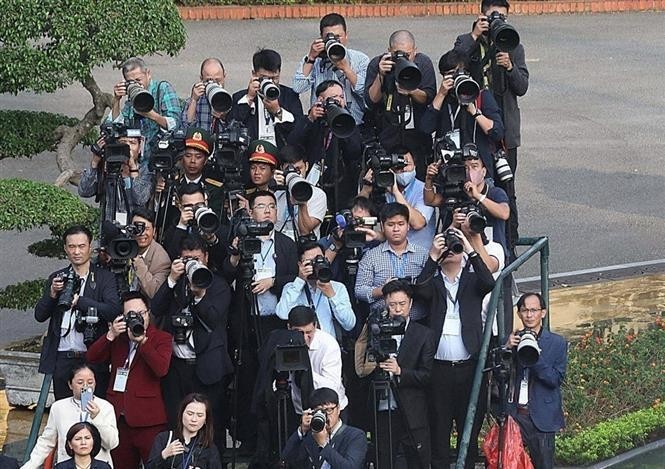 Reporteros participan en la ceremonia de bienvenida al secretario general del Partido Comunista de China y presidente de ese país, Xi Jinping, en Hanói en diciembre de 2023. (Fotografía: VNA)