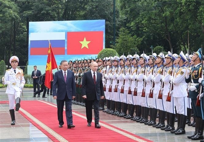 El presidente de Vietnam, To Lam, y su homólogo ruso, Vladimir Putin, pasan revista a la guardia de honor del Ejército Popular de Vietnam. (Fotografía: VNA)