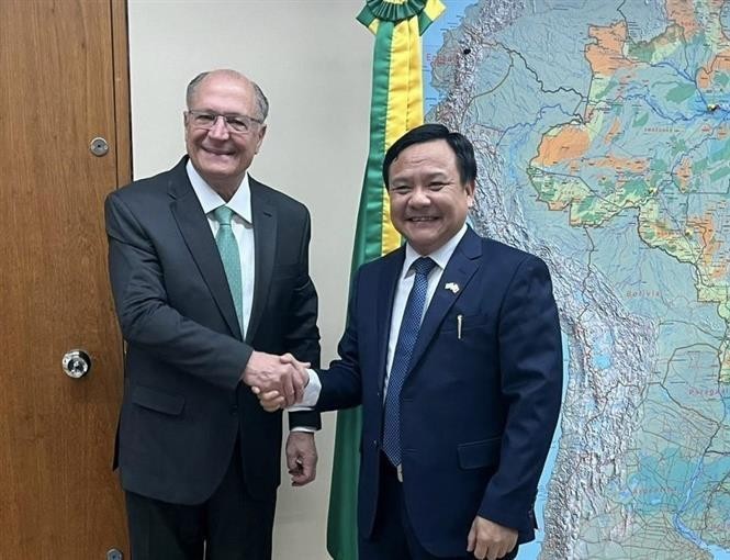 El embajador vietnamita Bui Van Nghi y el vicepresidente brasileño, Geraldo Alckmin. (Fotografía: VNA)