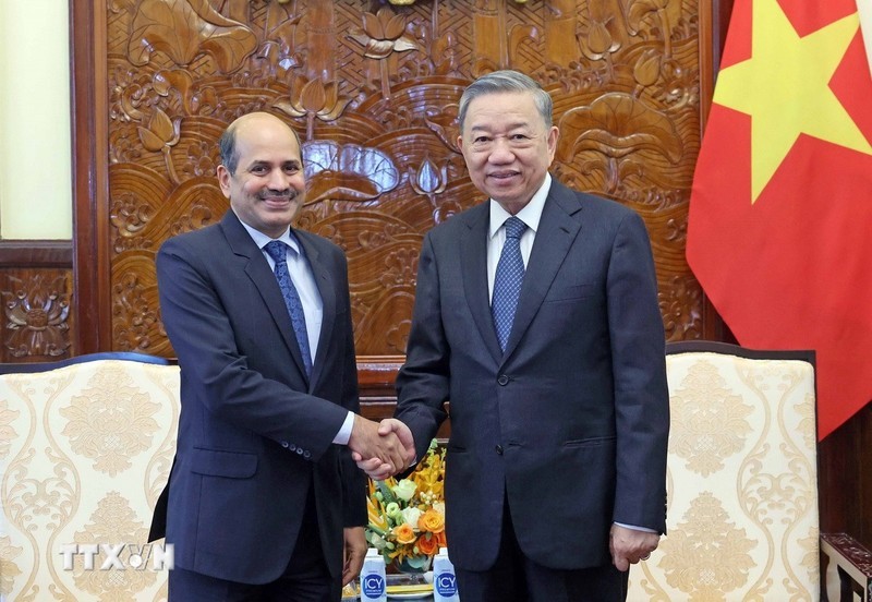 El presidente de Vietnam, To Lam, recibe al embajador de la India en el país, Sandeep Arya. (Fotografía: VNA)