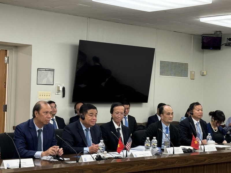 El ministro de Planificación e Inversión de Vietnam, Nguyen Chi Dung (al frente, segundo desde la izquierda) y otros miembros de la delegación vietnamita en el diálogo. (Fotografía: VNA)