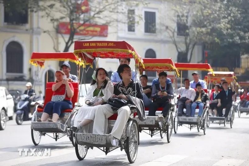 Turistas recorren por Hanói en triciclos. (Fotografía: VNA)