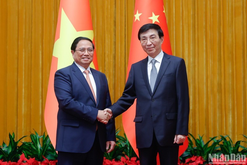 El primer ministro de Vietnam, Pham Minh Chinh, se reúne con Wang Huning, miembro del Comité Permanente del Buró Político del Comité Central del Partido Comunista de China y presidente del Comité Nacional de la Conferencia Consultiva Política del Pueblo Chino. (Fotografía: Nhat Bac)