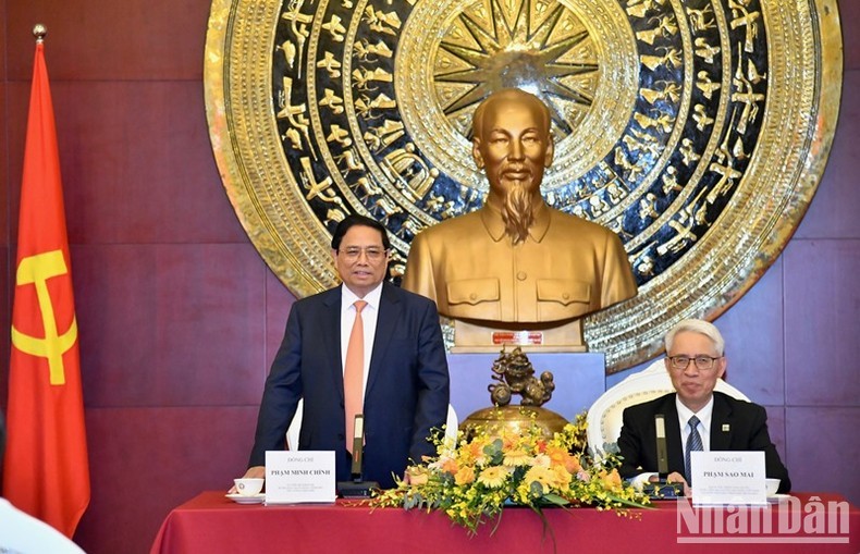 El primer ministro Pham Minh Chinh habla en el encuentro. (Fotografía: Nhan Dan)