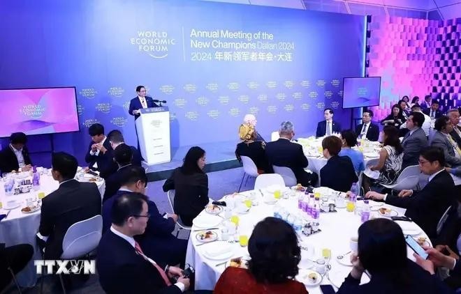 El primer ministro de Vietnam, Pham Minh Chinh, dialoga con líderes de corporaciones del FEM en Dalian. (Fotografía: VNA)