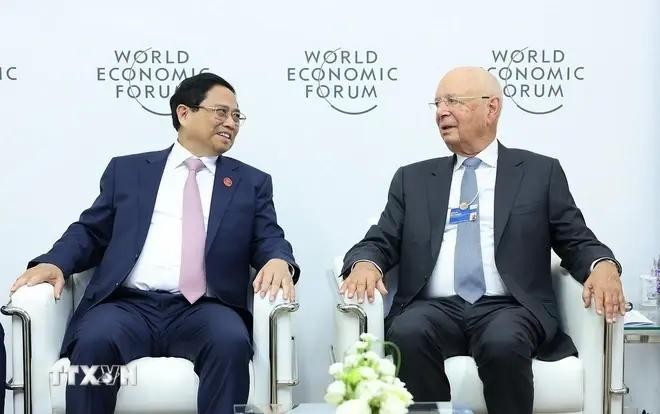 El primer ministro de Vietnam, Pham Minh Chinh, se reúne con el profesor Klaus Schwab, fundador y presidente ejecutivo del Foro Económico Mundial. (Fotografía: VNA)