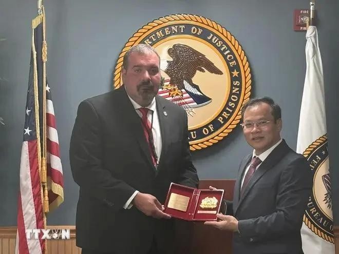 El viceministro de Seguridad Pública, Nguyen Van Long (derecha), y el subdirector interino de la División de Programas Correccionales de la BOP, Shane Salem, en su reunión en Washington. (Fotografía: VNA)