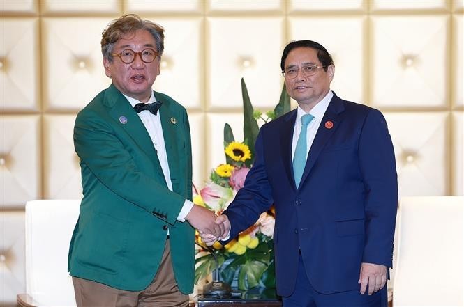 El primer ministro de Vietnam, Pham Minh Chinh, recibe al presidente del Comité de Crecimiento Verde y Neutralidad en Carbono de Corea del Sur, Kim Sang-huyp. (Fotografía: VNA)