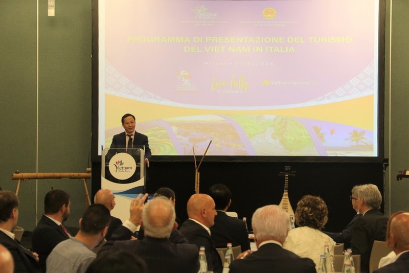 El embajador de Vietnam en Italia, Duong Hai Hung, interviene en el evento. (Fotografía: VNA)