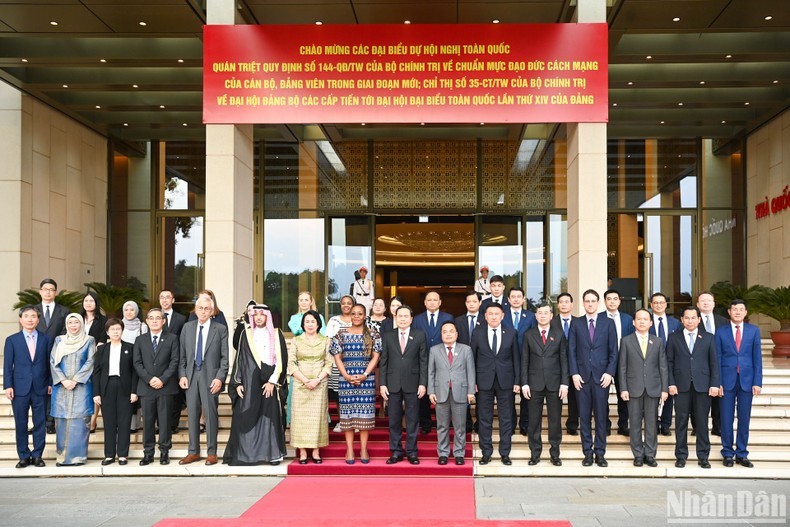 El presidente de la Asamblea Nacional de Vietnam, Tran Thanh Man, y los delegados. (Fotografía: Nhan Dan)