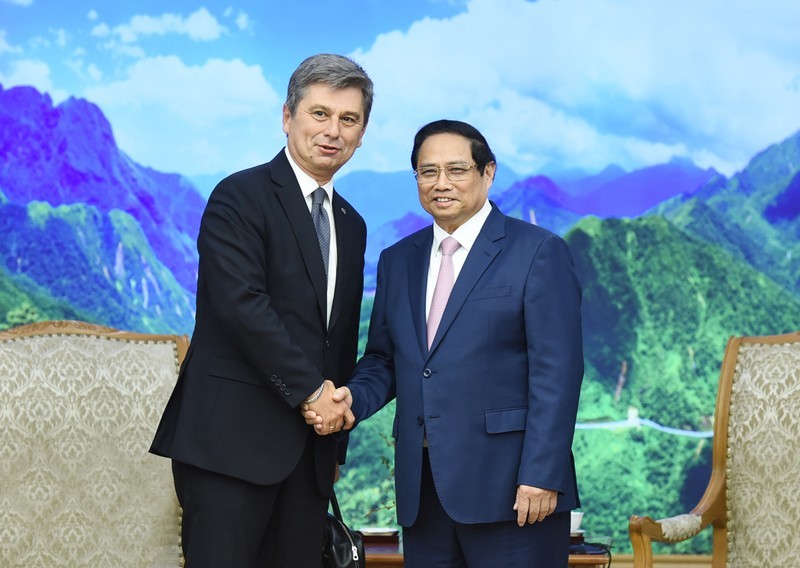 El primer ministro de Vietnam, Pham Minh Chinh, recibe al presidente de la Federación Internacional de Asociaciones de Transitarios (FIATA), Turgut Erkeskin. (Fotografía: Nhan Dan)