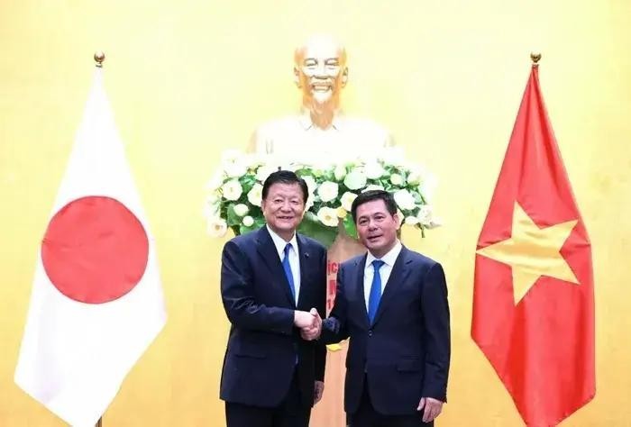 El ministro vietnamita de Industria y Comercio, Nguyen Hong Dien, y el ministro japonés encargado del Tratado Integral y Progresista de Asociación Transpacífico (CPTPP), Shindo Yoshitaka. (Fotografía: congthuong.vn)