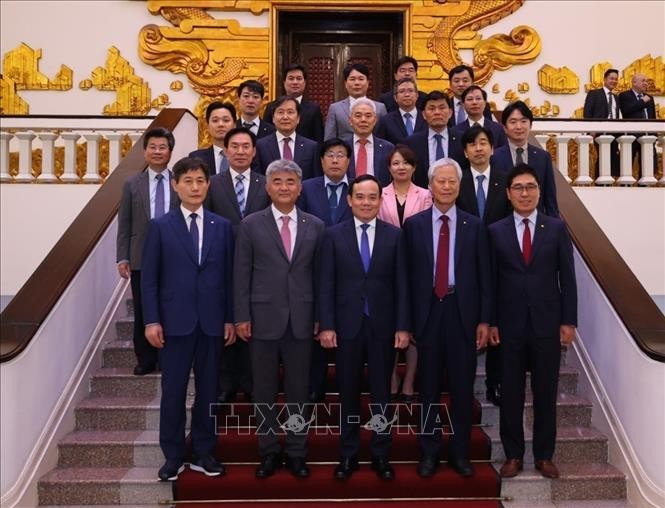 El vice primer ministro Tran Luu Quang y los delegados. (Fotografía: VNA)