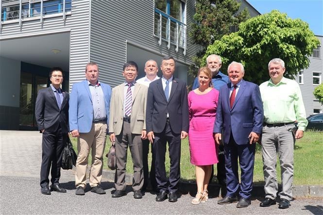 Representantes de la Embajada de Vietnam y del grupo checo Mega. (Fotografía: VNA)