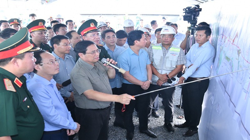 El premier de Vietnam inspecciona la construcción de la autopista Can Tho- Ca Mau. (Fotografía: Thanh Giang)