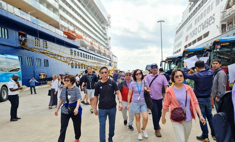 Turistas en la bahía de Ha Long, en Quang Ninh. (Fotografía: VNA)