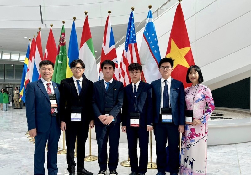 Los cuatro representantes de Vietnam en la IBO 2024. (Fotografía: Nhan Dan)