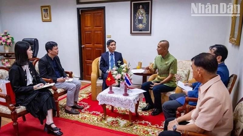 El embajador de Vietnam en Tailandia, Pham Viet Hung, y los gobernadores de la provincia de Trat. (Fotografía: Embajada de Vietnam en Tailandia)