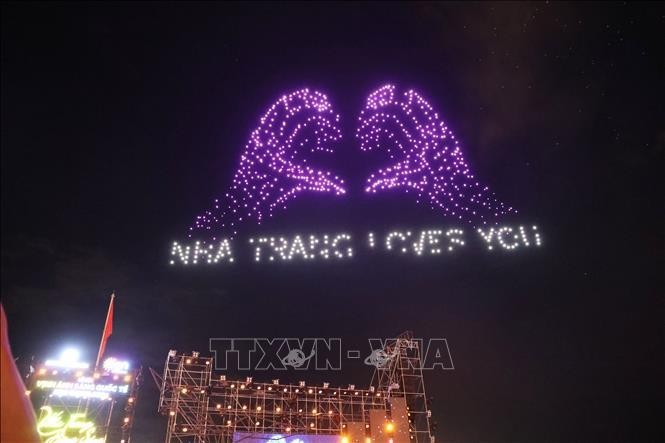 En un espectáculo de drones en el Festival Ever Glamour Nha Trang 2024. (Fotografía: VNA)