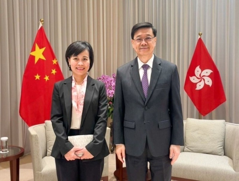 La cónsul general de Vietnam en Hong Kong y Macao, Le Duc Hanh, y John Lee Ka-chiu, jefe ejecutivo de la Región Administrativa Especial de Hong Kong (China). (Fotografía: VNA)