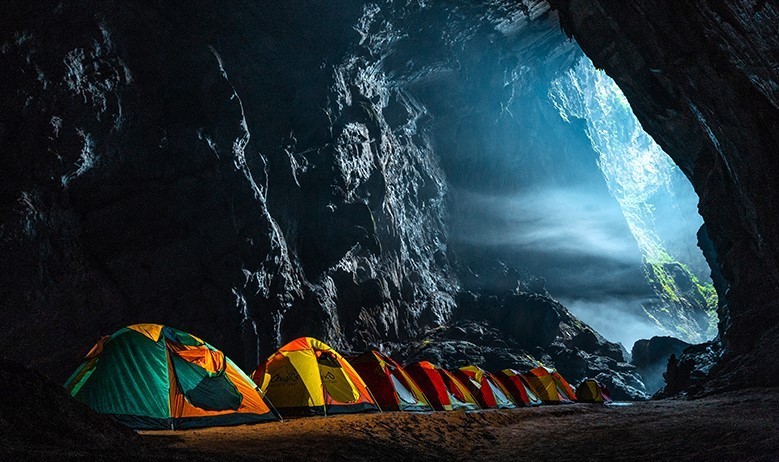 Turistas hacen campamentos en la cueva de Son Doong. (Fotografía: Oxalis)