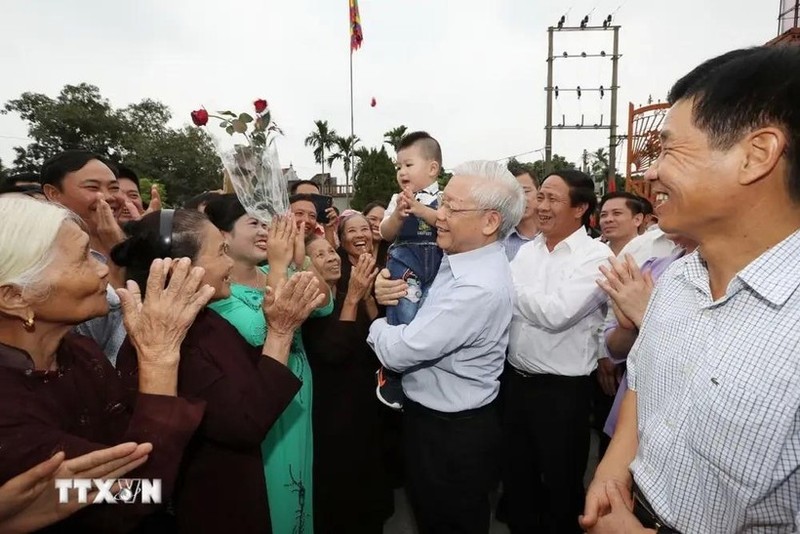 El secretario general del Partido Comunista de Vietnam, Nguyen Phu Trong, y pobladores de la comuna de Vinh Quang, del distrito de Vinh Bao, de la ciudad de Hai Phong. (Fotografía: VNA)