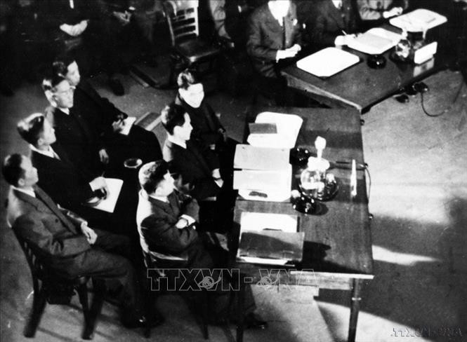 La delegación de la República Democrática de Vietnam, encabezada por el viceprimer ministro Pham Van Dong, en la sesión inaugural de la Conferencia de Ginebra sobre Indochina, en la mañana del 8 de mayo de 1954. (Fotografía: VNA)