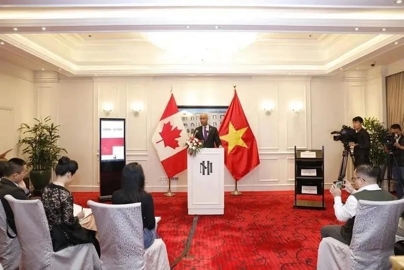 El ministro de Desarrollo Internacional de Canadá, Ahmed Hussen, habla con la prensa en Hanói. (Fotografía: VNA)