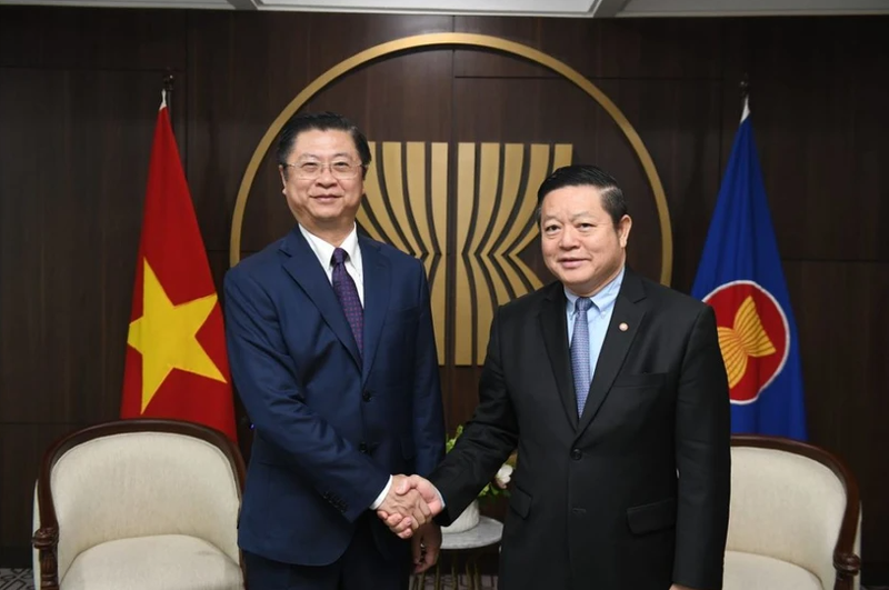 El subjefe de la Comisión de Relaciones Exteriores del Comité Central del Partido Comunista de Vietnam Truong Quang Hoai Nam (izquierda) y el secretario general de Asociación de las Naciones del Sudeste Asiático (Asean), Kao Kim Hourn. (Fotografía: Asean.org)