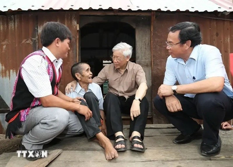 El secretario general del PCV, Nguyen Phu Trong, visita una familia con condiciones especialmente difíciles en la provincia de Gia Lai. (Fotografía: VNA)