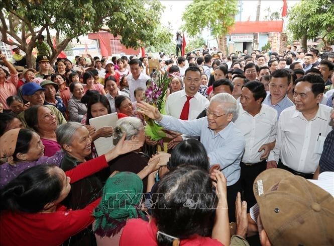 El secretario general del Partido Comunista de Vietnam, Nguyen Phu Trong, y pobladores en el Festival de Gran Unidad Nacional en la ciudad de Hai Phong en noviembre de 2017. (Fotografía: VNA)