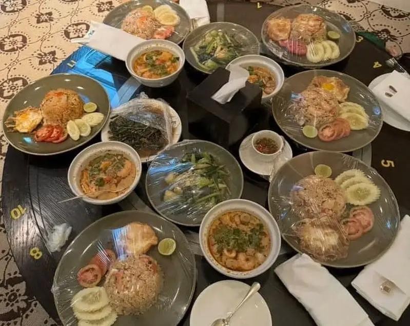 Platos en la habitación del hotel Grand Hyatt Erawan en Bangkok. (Fotografía: VNA)