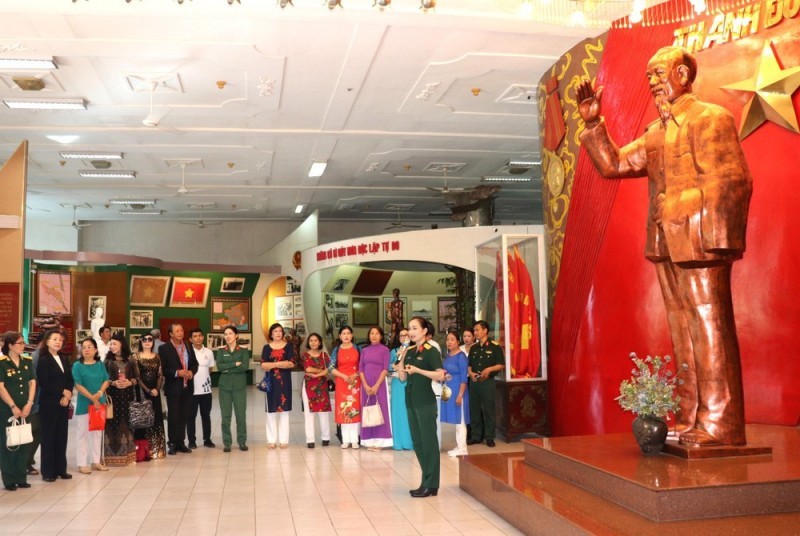 Los participantes recorren el Museo de las Fuerzas Armadas del Sureste. (Fotografía: thoidai.com.vn)