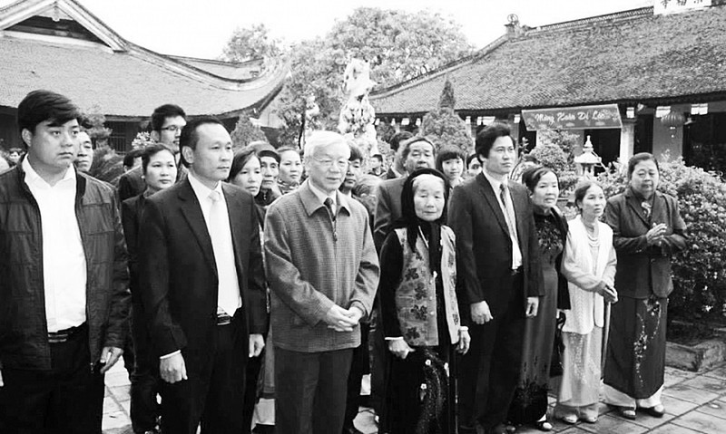 El secretario general del Partido Comunista de Vietnam, Nguyen Phu Trong, y la gente local en el ofrecimiento de inciensos en homenaje de los mártires de defensa nacional en la aldea de Lai Da, comuna de Dong Hoi, distrito de Dong Anh, Hanói. (Foto de archivo)