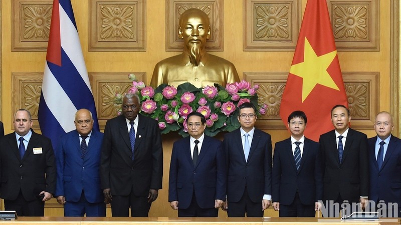 El primer ministro de Vietnam, Pham Minh Chinh, y la delegación cubana, encabezada por el presidente de la Asamblea Nacional del Poder Popular, Esteban Lazo Hernández. (Fotografía: Nhan Dan)