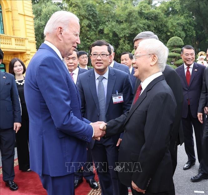 El secretario general del Partido Comunista de Vietnam, Nguyen Phu Trong, recibe en 2023 al presidente de Estados Unidos, Joe Biden. (Fotografía: VNA)