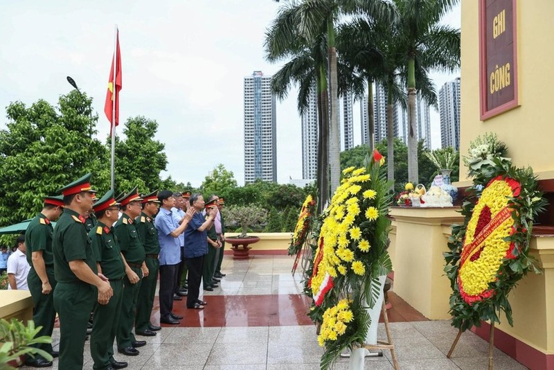 El presidente To Lam ofrece inciensos en homenaje de los fallecidos dirigentes del Partido y del Estado que descansan en paz en el Cementerio de Mai Dich. (Fotografía: VNA)