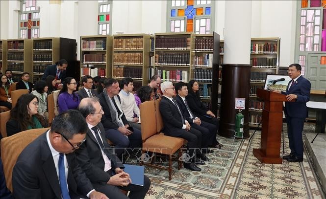 El miembro del Comité Central del Partido Comunista y jefe de la Comisión de Relaciones Exteriores de la Asamblea Nacional de Vietnam, Vu Hai Ha, interviene en el evento. (Fotografía: VNA)