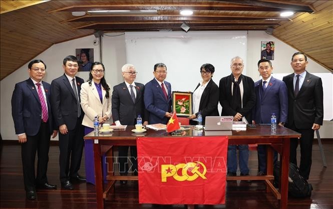 El jefe de la Comisión de Relaciones Exteriores de la Asamblea Nacional de Vietnam, Vu Hai Ha, se reúne con representantes del Partido Comunista de Colombia. (Fotografía: VNA)