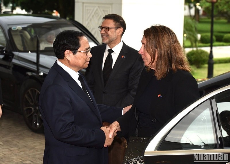 El primer ministro de Vietnam, Pham Minh Chinh, recibe a la presidenta del Senado australiano, Sue Lines. (Fotografía: Nhan Dan)