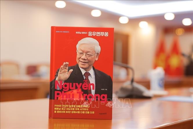 El libro sobre el secretario general del PCV, Nguyen Phu Trong, del escritor surcoreano Cho Chul-hyeon. (Fotografía: VNA)